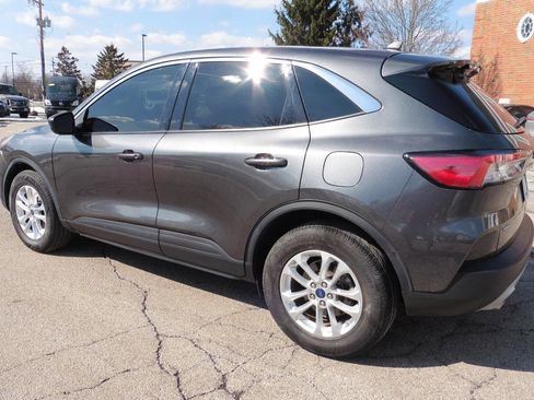 Used 2020 Ford Escape SE image 2