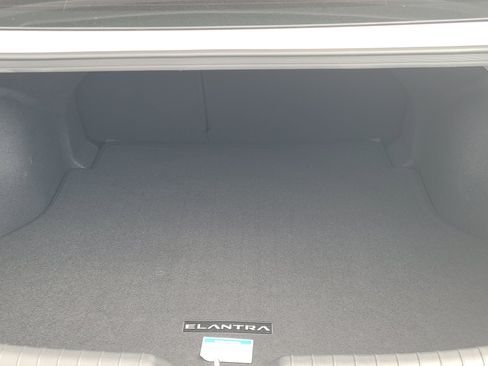 Certified 2025 Hyundai Elantra Limited FWD image 9