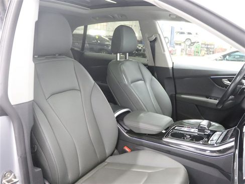 Used 2019 Audi Q8 Premium Plus w/ Premium Plus AWD/4WD image 28