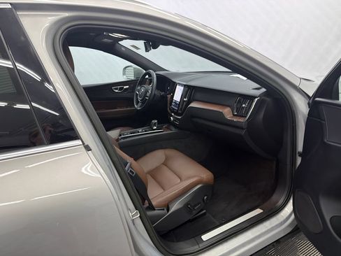 Used 2023 Volvo XC60 B5 Plus FWD image 15