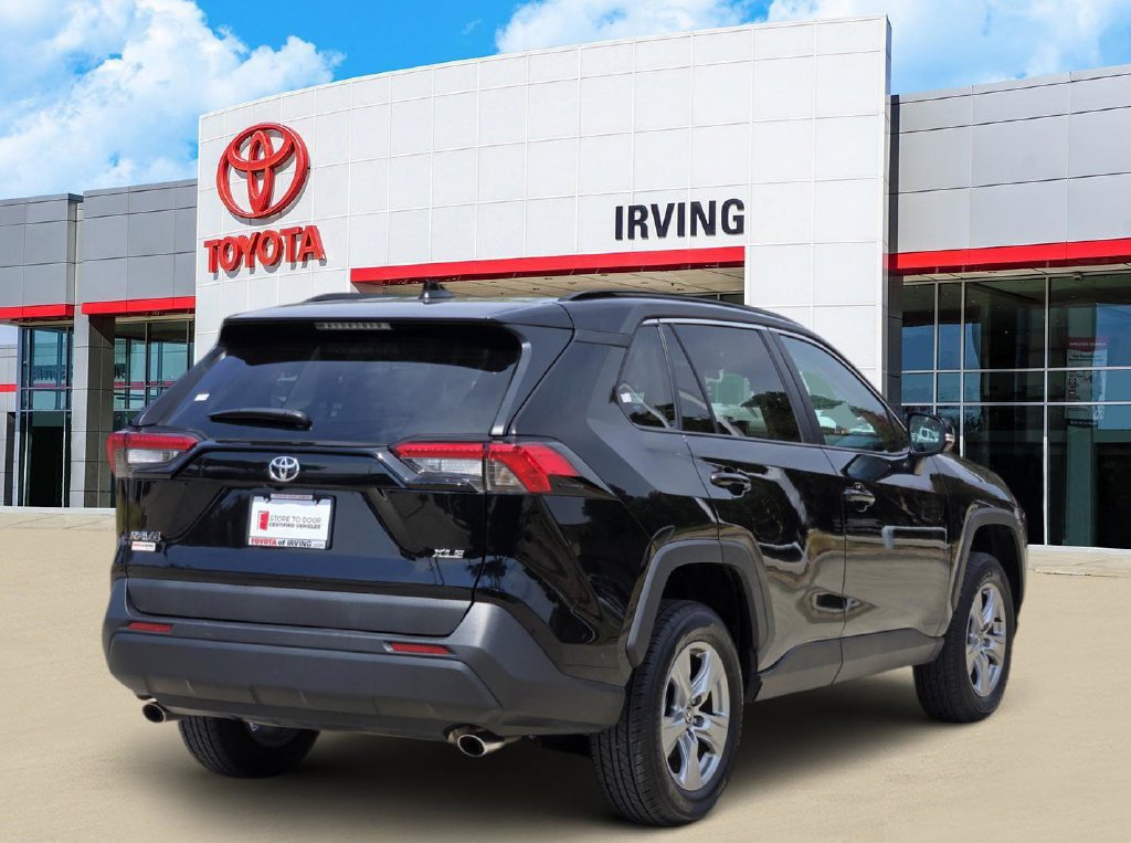 Used 2024 Toyota RAV4 XLE FWD image 4