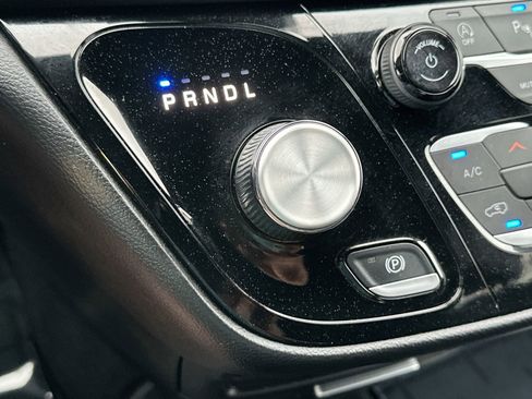 Used 2025 Chrysler Pacifica Select image 19