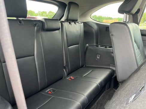 Used 2024 Toyota Highlander XLE AWD/4WD image 25