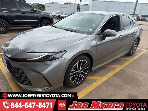 Used 2025 Toyota Camry XLE image 1