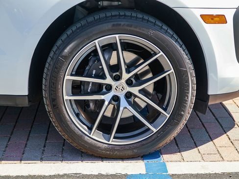 Used 2024 Porsche Macan image 9