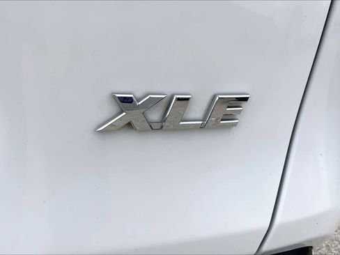 Used 2021 Toyota RAV4 XLE w/ Convenience Package FWD image 10