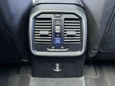 Certified 2022 Porsche Macan AWD/4WD image 33
