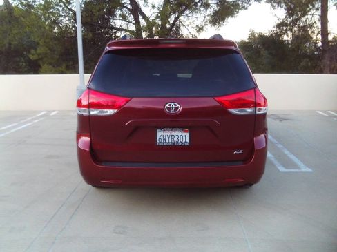 Used 2012 Toyota Sienna XLE image 12
