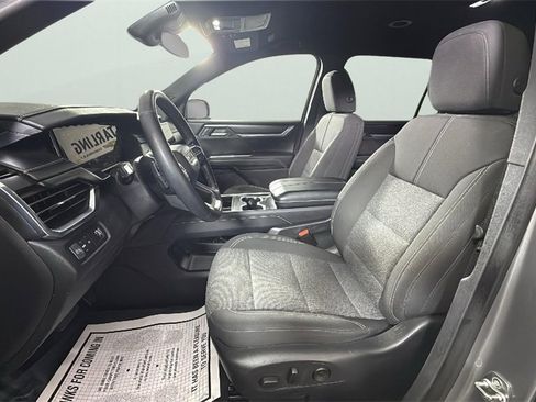 Used 2025 GMC Acadia Elevation image 17