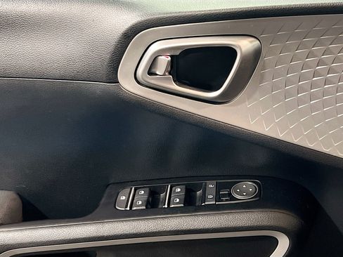 Used 2023 Kia Soul LX w/ LX Technology Package FWD image 13
