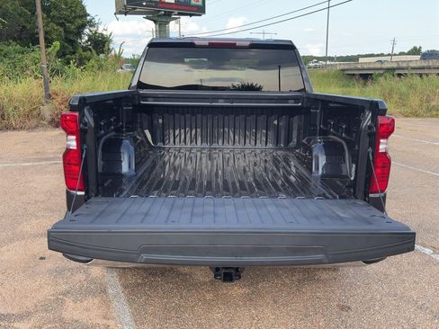 Used 2023 Chevrolet Silverado 1500 LT AWD/4WD image 3
