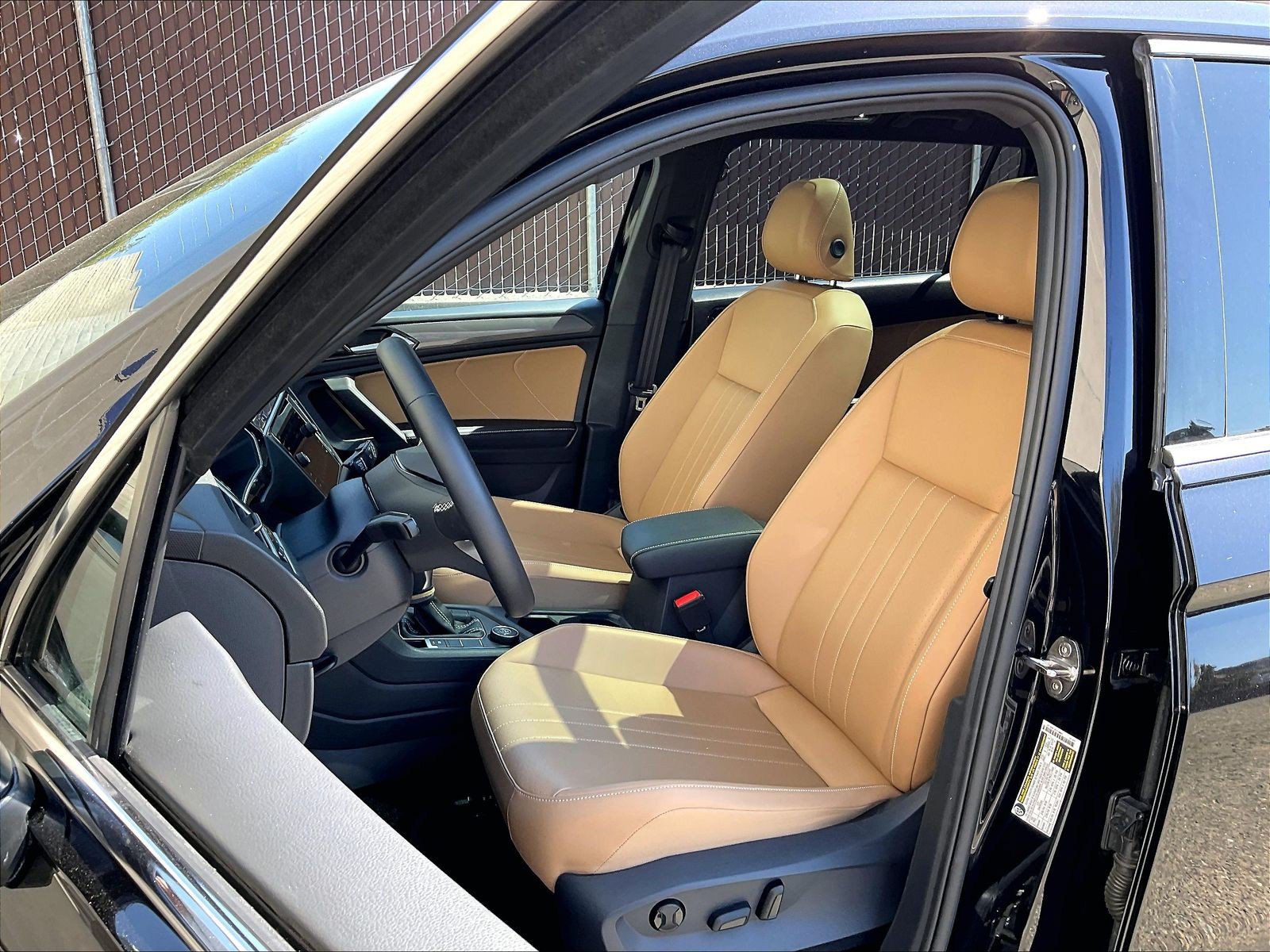 Certified 2024 Volkswagen Tiguan SE w/ Panoramic Sunroof Package AWD/4WD image 24