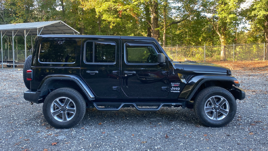 Used 2022 Jeep Wrangler Unlimited Sahara w/ LED Lighting Group AWD/4WD image 4