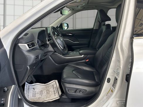 Used 2022 Toyota Highlander XLE AWD/4WD image 9