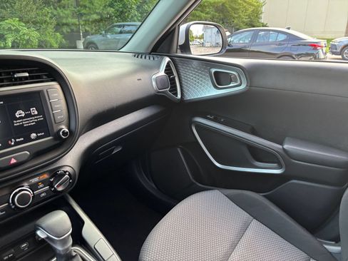 Used 2025 Kia Soul LX w/ LX Technology Package FWD image 32
