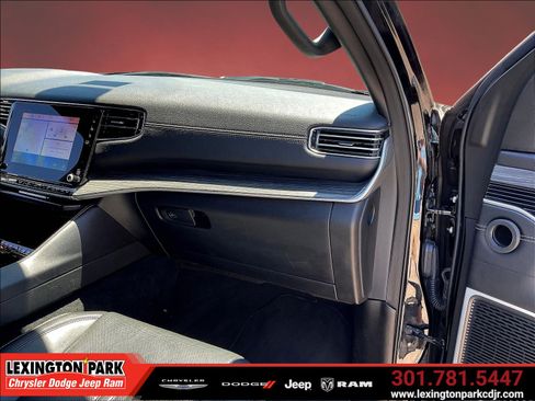 Used 2024 Jeep Wagoneer L Series II w/ Flexible Seating Group AWD/4WD image 27
