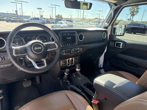 Used 2023 Jeep Wrangler Unlimited Sahara image 18