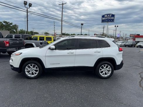 Used 2018 Jeep Cherokee Latitude Plus FWD image 2