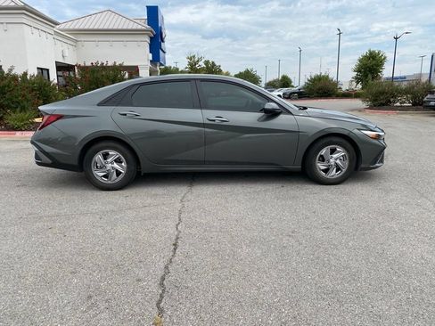 Certified 2025 Hyundai Elantra SE FWD image 8