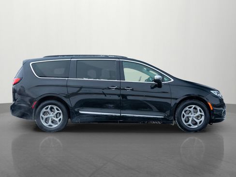 Used 2023 Chrysler Pacifica Limited image 8