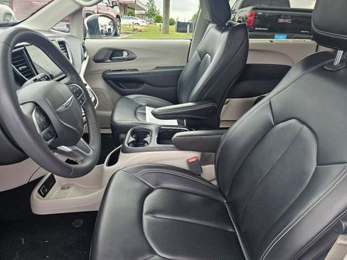 Used 2023 Chrysler Pacifica Touring-L FWD image 18