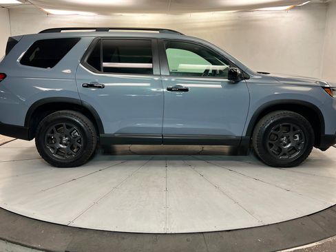 Used 2025 Honda Pilot TrailSport image 7