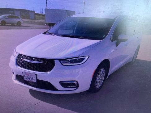 Used 2023 Chrysler Pacifica Touring-L FWD image 6