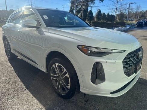 Certified 2025 Audi Q5 Premium image 6