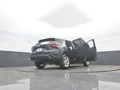 Used 2025 Chevrolet Trax LS w/ LS Convenience Package FWD image 34