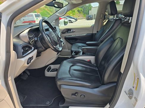 Used 2020 Chrysler Pacifica Touring-L FWD image 4