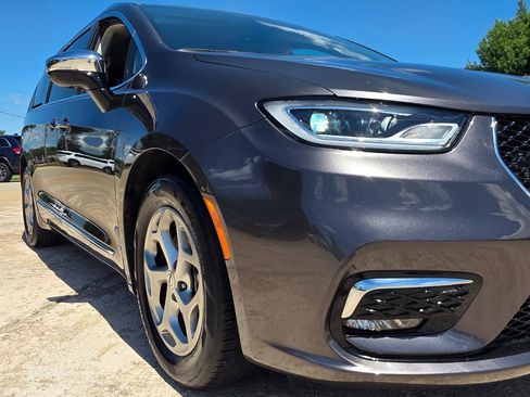Used 2023 Chrysler Pacifica Limited FWD image 27