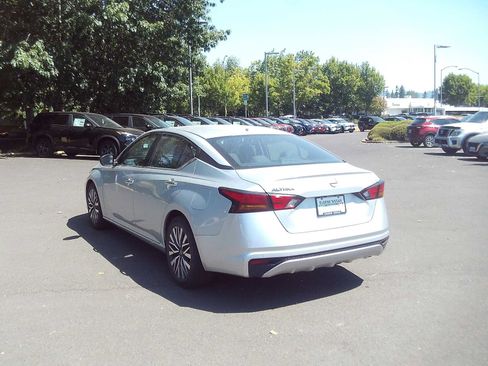 Used 2025 Nissan Altima 2.5 SV FWD image 3