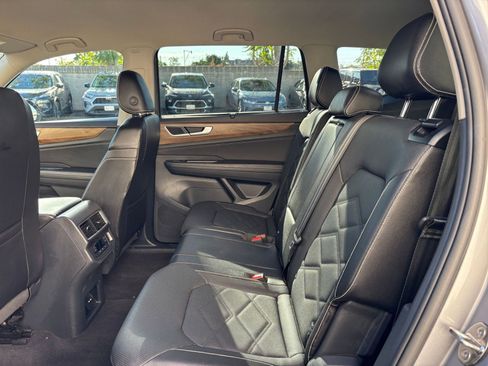 Used 2025 Volkswagen Atlas SE image 27