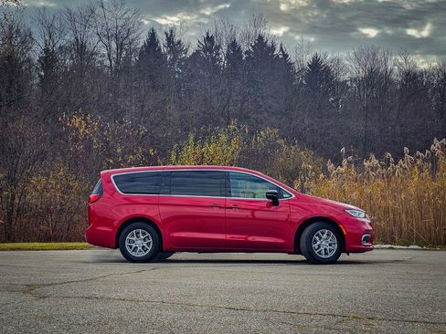 New 2026 Chrysler Pacifica Select image 3