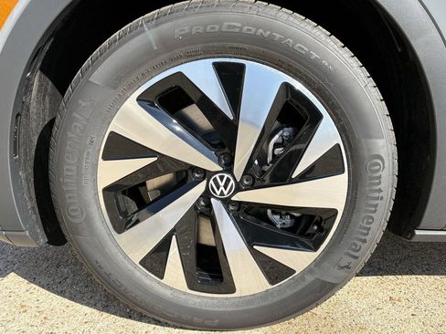 Used 2025 Volkswagen ID.4 Pro RWD image 9