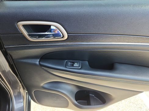 Used 2017 Jeep Grand Cherokee Limited w/ Luxury Group II image 32