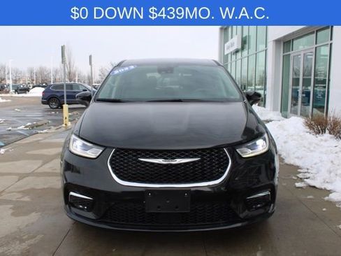 Used 2023 Chrysler Pacifica Touring-L image 2