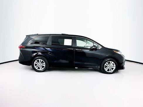 Used 2024 Toyota Sienna Limited image 11