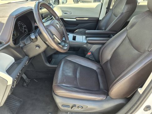 Used 2022 Toyota Sienna Platinum AWD/4WD image 16