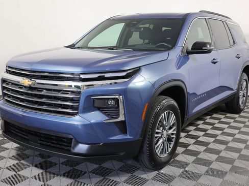 Used 2025 Chevrolet Traverse LT image 1
