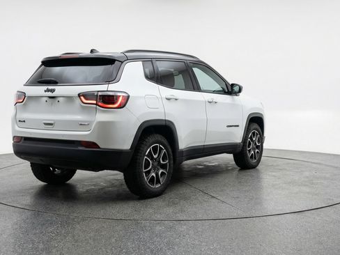 Used 2025 Jeep Compass Trailhawk image 9