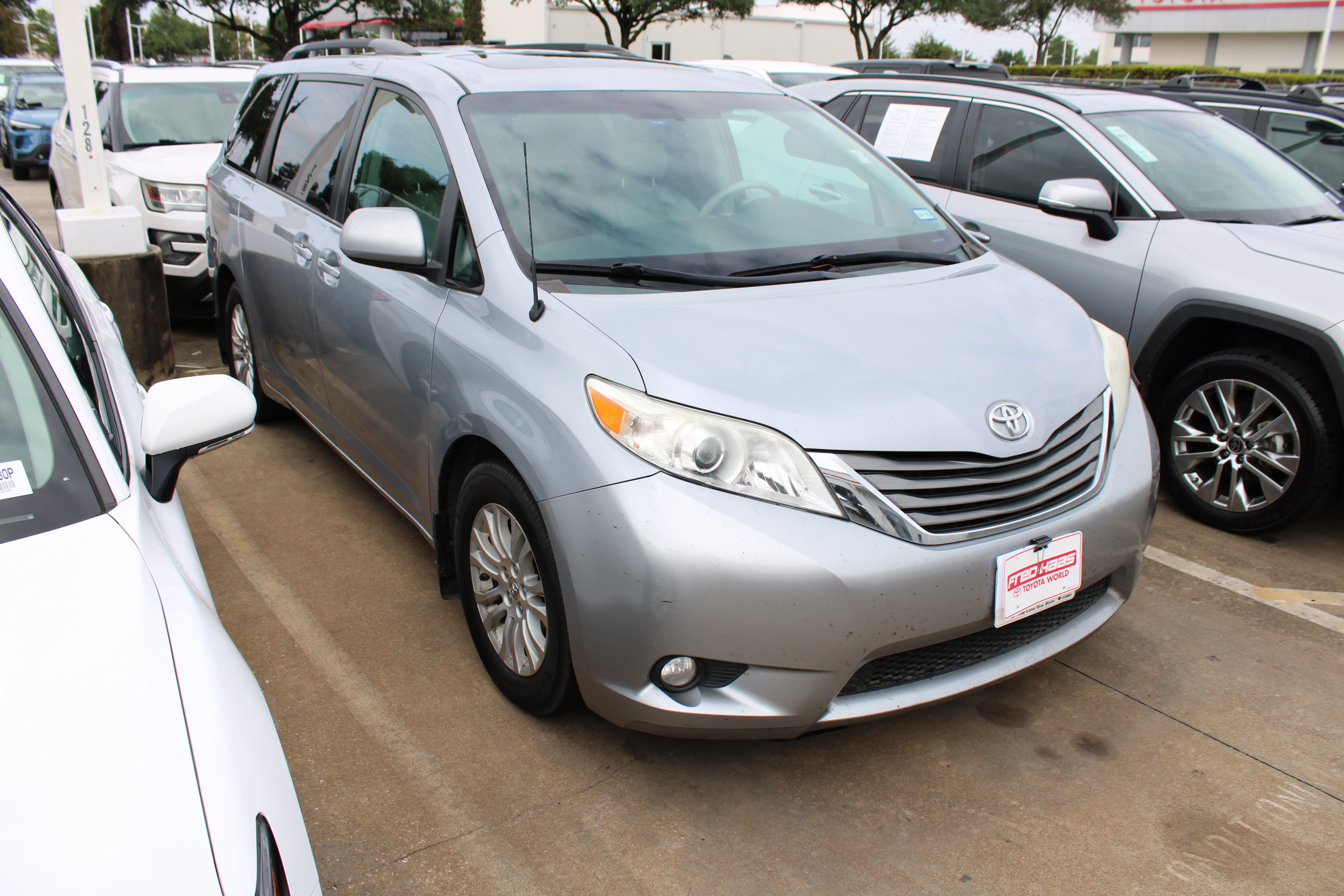 Used 2012 Toyota Sienna XLE FWD image 2