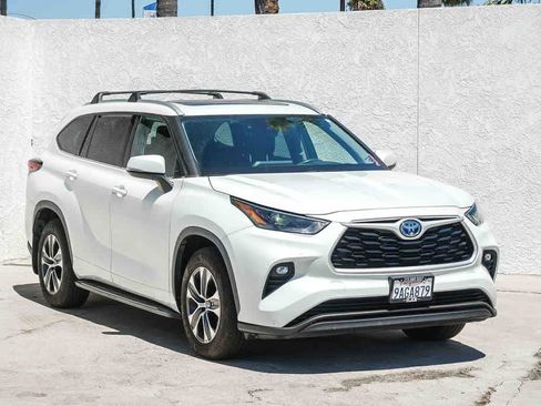 Used 2022 Toyota Highlander XLE FWD image 3