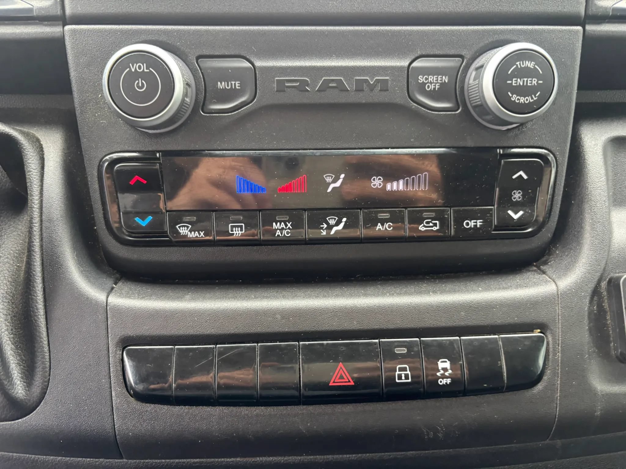 Used 2022 RAM ProMaster 2500 w/ Premium Appearance Group FWD image 23