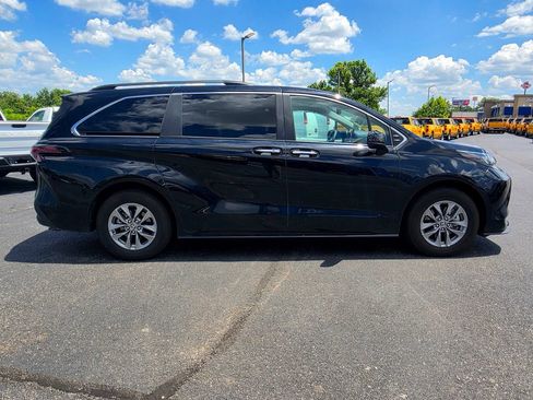 Used 2026 Toyota Sienna XLE FWD image 12