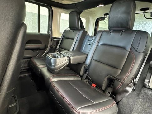 Used 2022 Jeep Wrangler Unlimited Rubicon w/ LED Lighting Group AWD/4WD image 32