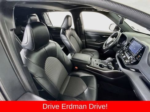 Used 2022 Toyota Highlander XSE FWD image 24