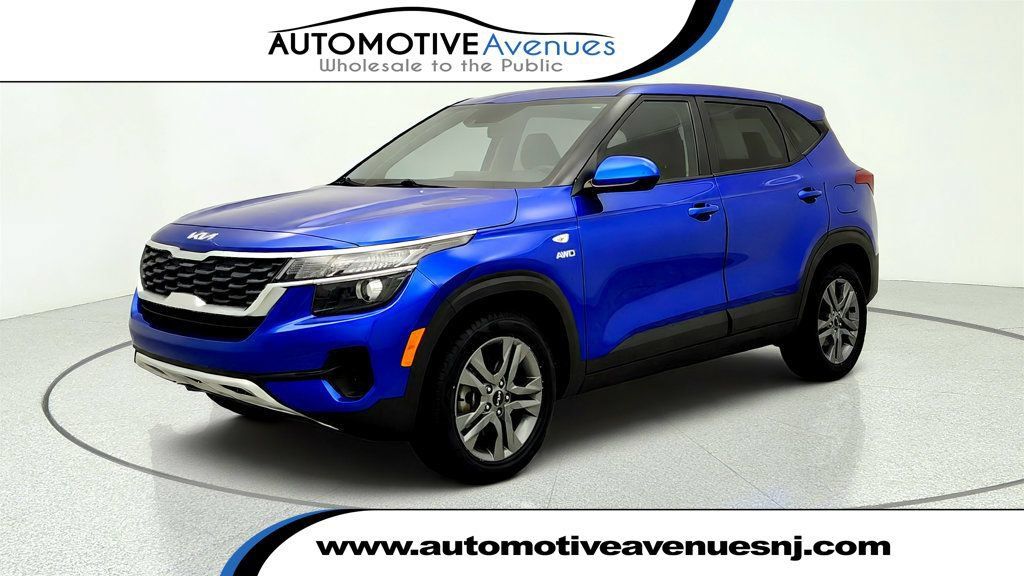 Used 2023 Kia Seltos LX AWD/4WD image 1