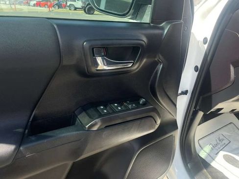 Used 2020 Toyota Tacoma TRD Sport AWD/4WD image 17