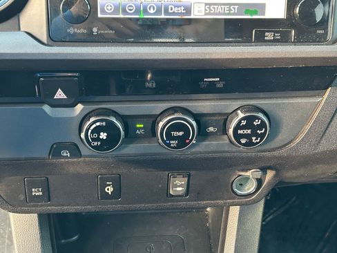 Used 2016 Toyota Tacoma TRD Sport image 22